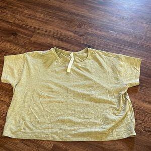 LULULEMON Cropped Tee